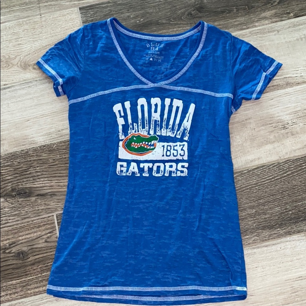 Ladies lightweight V-neck UF gator tee! M